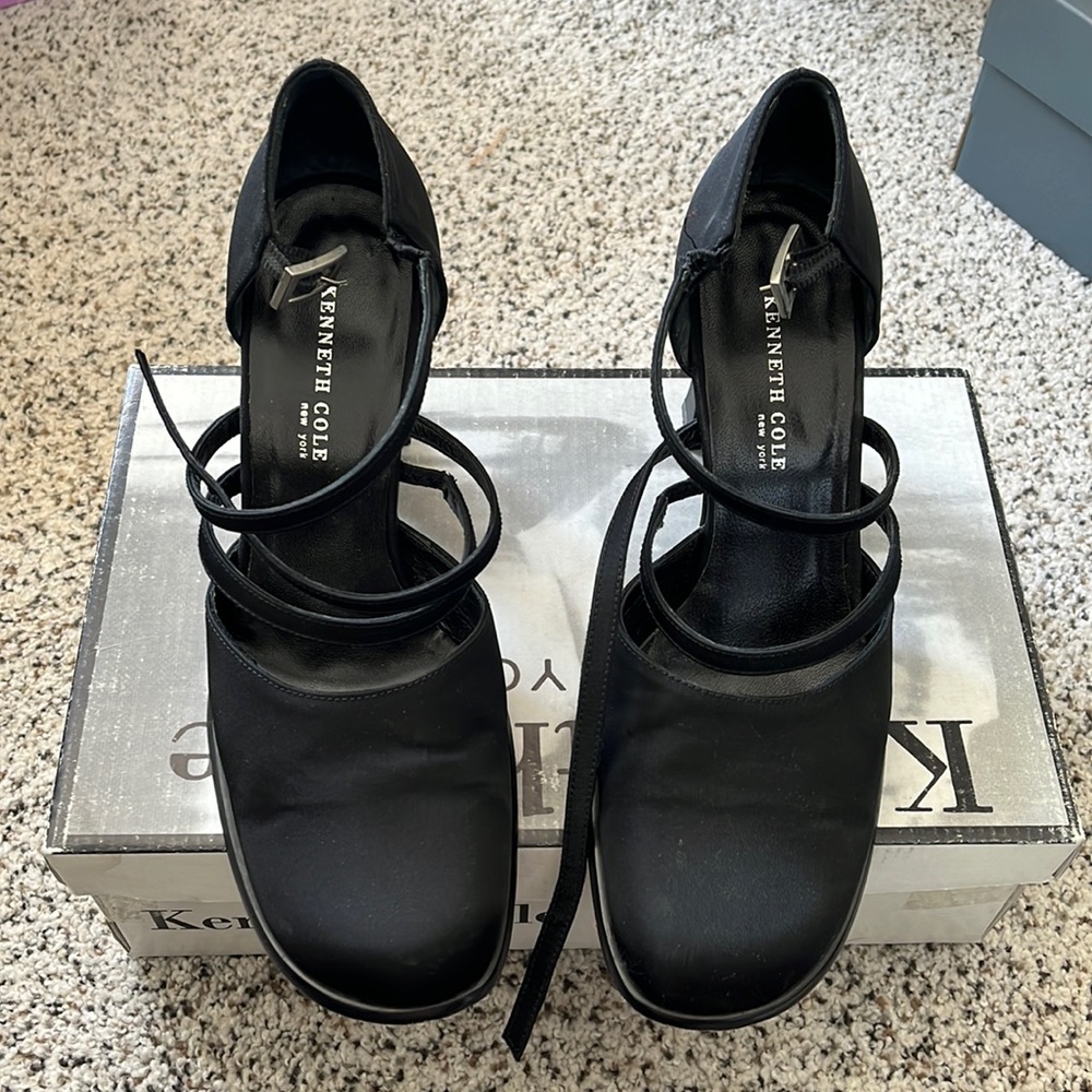 90s Vintage Kenneth Cole Silk Back Leather Closed Toe